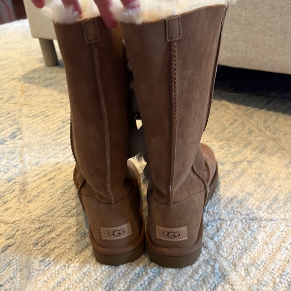 UGG Women’s Bailey Button Triplet Boot, Size: 7 US, Color: chestnut - Picture 3 of 3